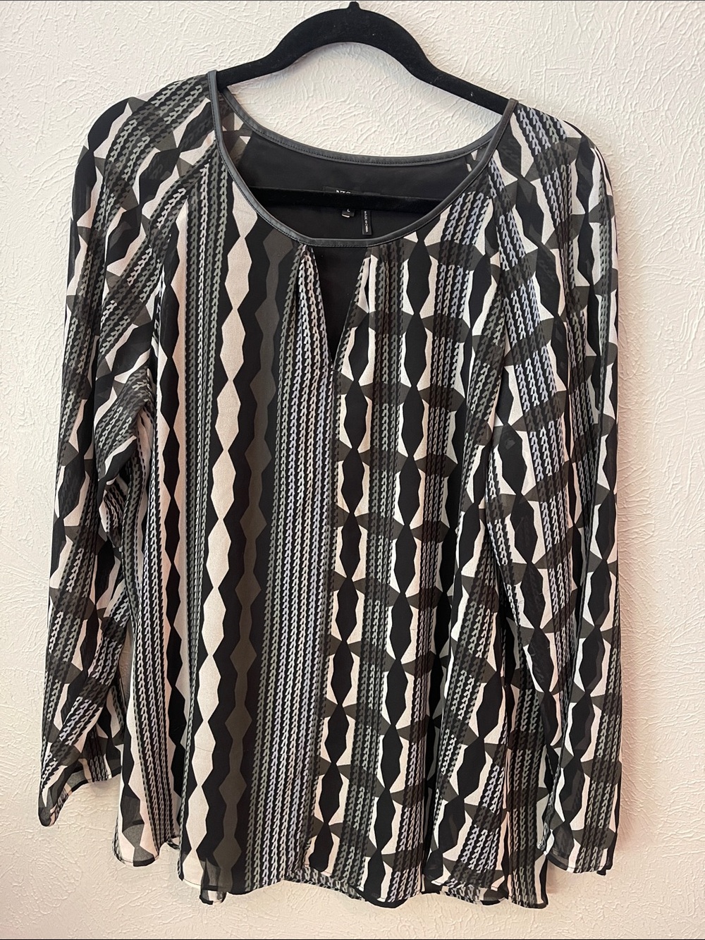 NIC+ZOE Women’s Black, grey and white Geometric Long-Sleeve Blouse. Size large.